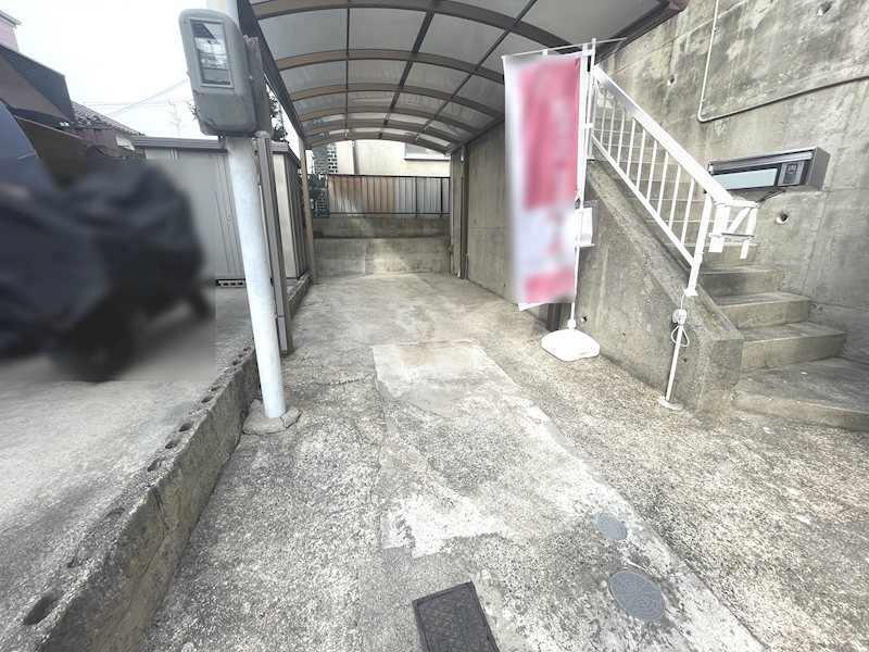 前の通りも生活道路で、車通りも少なく、ゆっくりと車庫入れができます 東藤田町再生既存住宅 その他