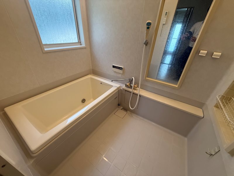 足を伸ばせる十分な広さ!窓ありの浴室は自然換気ができ、結露やカビ対策になります。 茨木市山手台7丁目 中古一戸建 その他