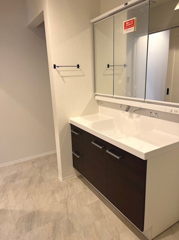 1200幅の洗面化粧台を採用。他に収納もあり使い勝手の良い洗面室となります。 高槻市奥天神町2丁目 中古一戸建 その他