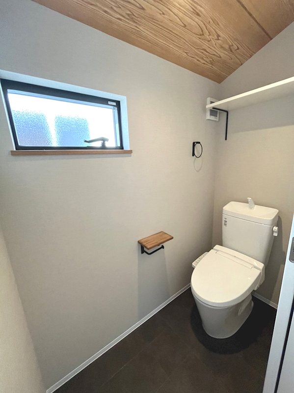 ウォシュレット付きのお手洗い。 高槻市奥天神町2丁目 中古一戸建 その他