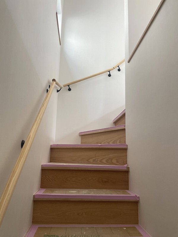 踏み幅を広げた階段となります。 高槻市奥天神町2丁目 中古一戸建 その他