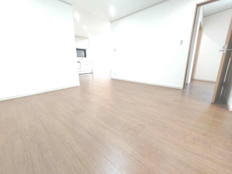 吹抜けのある明るく開放感のあるLDK約23帖 キッチン横に洗面室のスマート家事動線 床フローリング上貼、壁天井クロス張替 茄子作1丁目再生既存住宅 その他