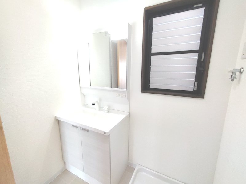 約2帖の洗面脱衣室 三面鏡洗面化粧台新調 茄子作1丁目再生既存住宅 その他