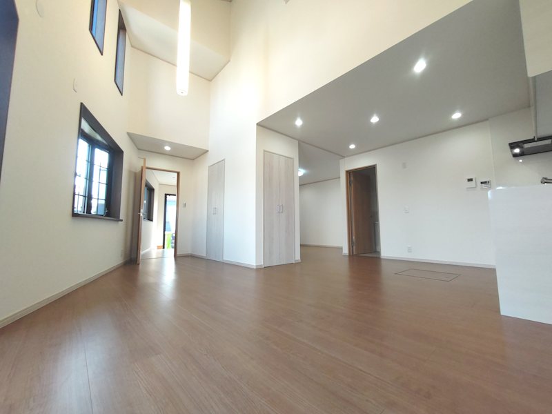 吹抜けのある明るく開放感のあるLDK約23帖 キッチン横に洗面室のスマート家事動線 床フローリング上貼、壁天井クロス張替、システムキッチン新調 茄子作1丁目再生既存住宅 その他