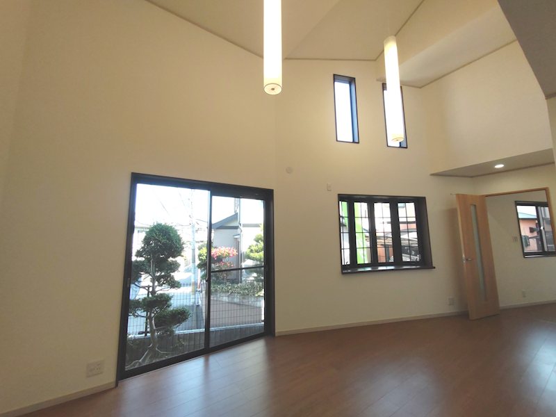 吹抜けのある明るく開放感のあるLDK約23帖 キッチン横に洗面室のスマート家事動線 床フローリング上貼、壁天井クロス張替、システムキッチン新調 茄子作1丁目再生既存住宅 その他