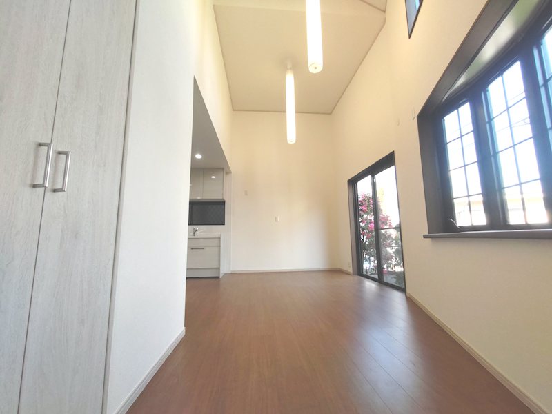 吹抜けのある明るく開放感のあるLDK約23帖 キッチン横に洗面室のスマート家事動線 床フローリング上貼、壁天井クロス張替、システムキッチン新調 茄子作1丁目再生既存住宅 その他