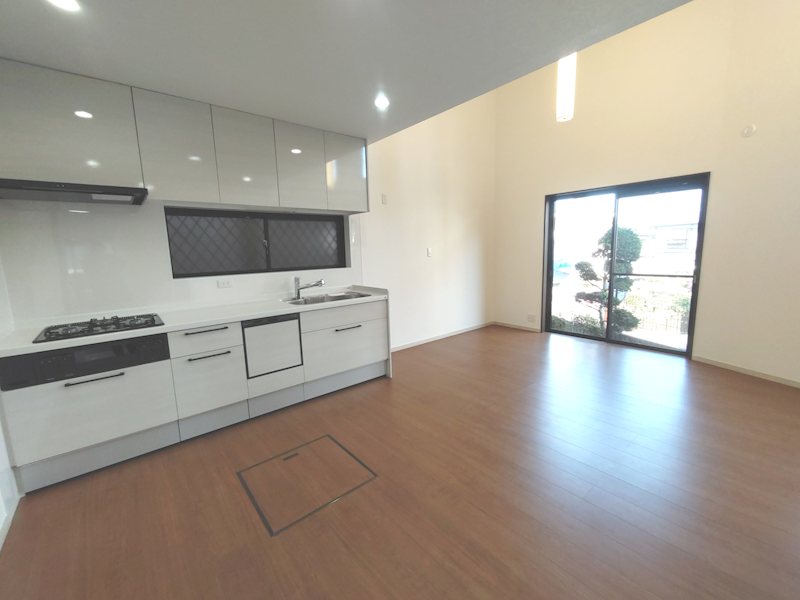 吹抜けのある明るく開放感のあるLDK約23帖 キッチン横に洗面室のスマート家事動線 床フローリング上貼、壁天井クロス張替、システムキッチン新調 茄子作1丁目再生既存住宅 その他