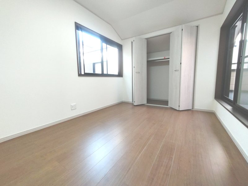 バルコニーに面した洋室6帖、南側バルコニーに面した洋室6.5帖、床フローリング上貼、壁天井クロス張替、お子様部屋にいかがですか 茄子作1丁目再生既存住宅 その他