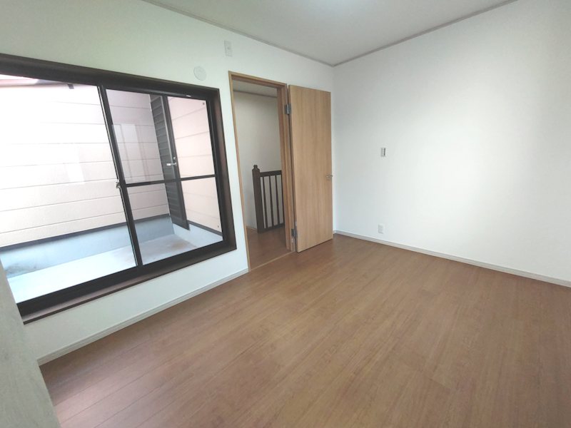 バルコニーに面した洋室6帖、南側バルコニーに面した洋室6.5帖、床フローリング上貼、壁天井クロス張替、お子様部屋にいかがですか 茄子作1丁目再生既存住宅 その他