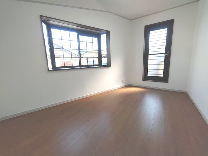 南と東側から採光のあるバルコニーに面した明るい洋室6帖 茄子作1丁目再生既存住宅 その他