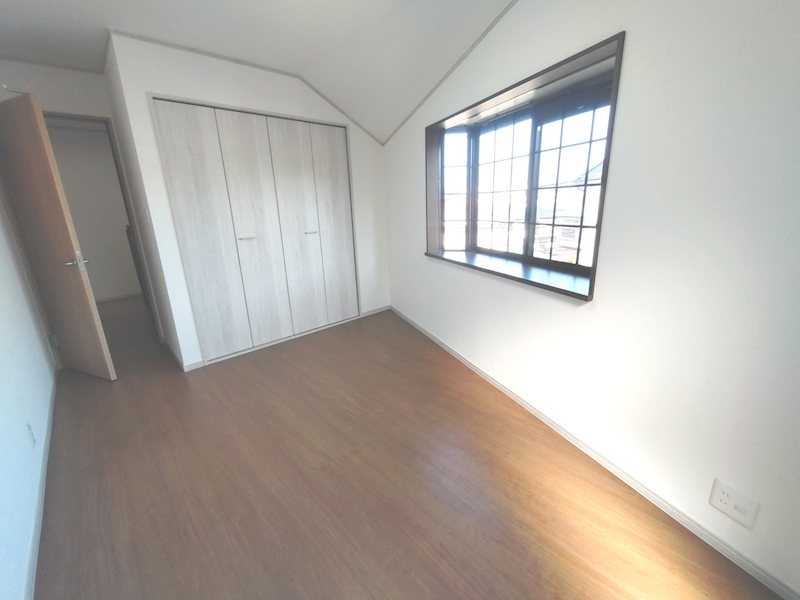 南と東側から採光のあるバルコニーに面した明るい洋室6帖 茄子作1丁目再生既存住宅 その他