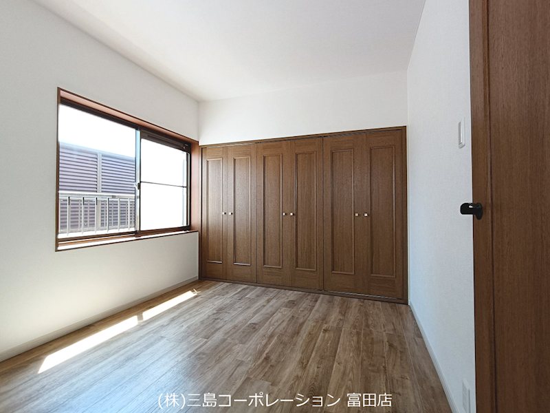 明るい光が差し込むお部屋。たっぷり収納できるクローゼットで、お部屋をすっきりと保てます。 高槻市栄町2丁目 中古一戸建 その他