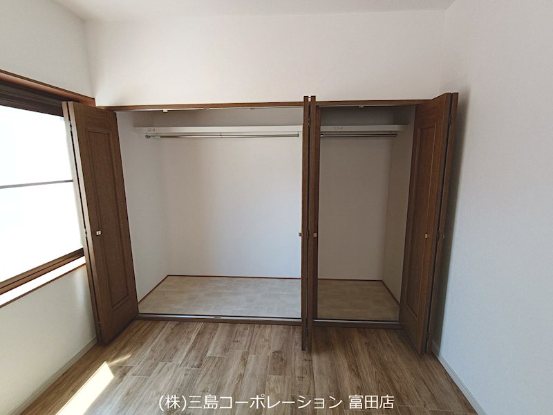 広々としたクローゼットで、洋服はもちろん、かさばる荷物もすっきり収納できます。空間を有効活用し、快適な暮らしをサポートします。 高槻市栄町2丁目 中古一戸建 その他