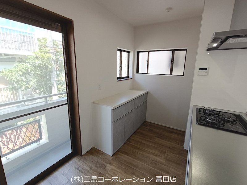 自然光が差し込むキッチンは、明るく開放的な空間です。窓が多く、風通しの良い環境で快適に料理を楽しめます。カップボード新調しております! 高槻市栄町2丁目 中古一戸建 その他
