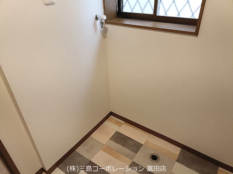 窓から自然光が差し込む洗面スペース。足元は落ち着いた色合いのタイルで、清潔感と温かみを感じさせます。 高槻市栄町2丁目 中古一戸建 その他
