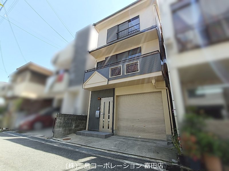 ガレージ付きの一戸建てで、大切な愛車も安心して駐車できます。2階、4階にはバルコニーがあり、住空間を広く使えます。 高槻市栄町2丁目 中古一戸建 その他