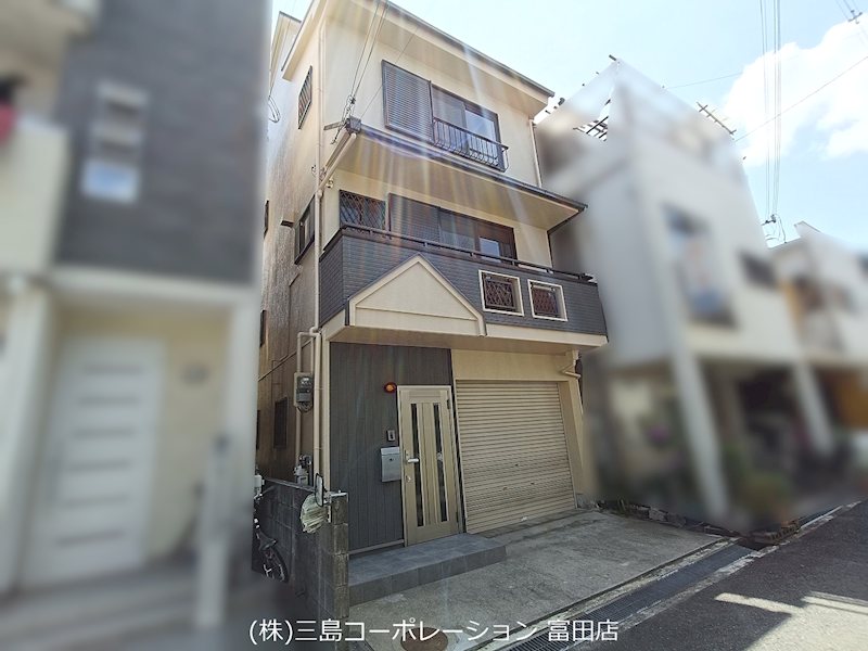 シャッター付きガレージが魅力の一戸建て。住まいの顔となる玄関まわりは、丁寧な印象です。 高槻市栄町2丁目 中古一戸建 その他
