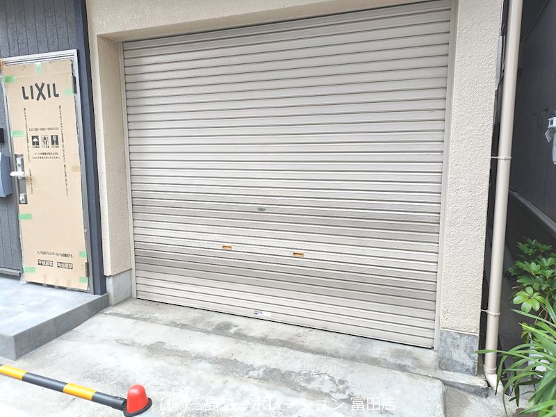 愛車を守るシャッター付きガレージです。雨風や防犯面も安心。荷物の積み下ろしもスムーズに行えます。 高槻市栄町2丁目 中古一戸建 その他