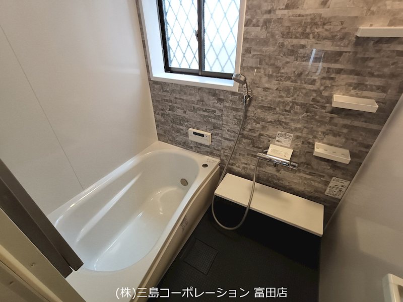 落ち着いたトーンの壁面が印象的な浴室は、窓付きで換気もスムーズ。一日の疲れを癒すバスタイムをお過ごしいただけます。 高槻市栄町2丁目 中古一戸建 その他