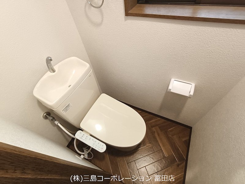 清潔感あふれるトイレは温水洗浄便座付き。ヘリンボーンの床が空間に落ち着きをもたらします。 高槻市栄町2丁目 中古一戸建 その他