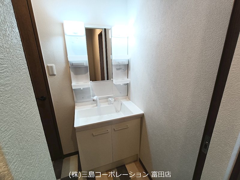 清潔感のある新調した洗面台は、毎日の身だしなみチェックを快適にサポート。収納スペースも備わり、空間をすっきりと保てます。 高槻市栄町2丁目 中古一戸建 その他