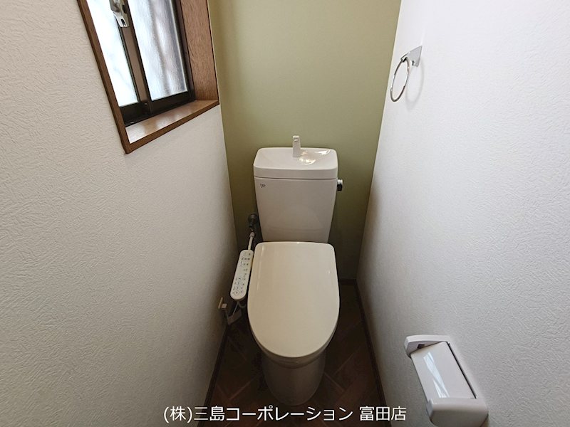 窓があり換気がしやすいトイレは、清潔感があり快適な空間を保てます。来客時も安心してご案内いただけます。 高槻市栄町2丁目 中古一戸建 その他