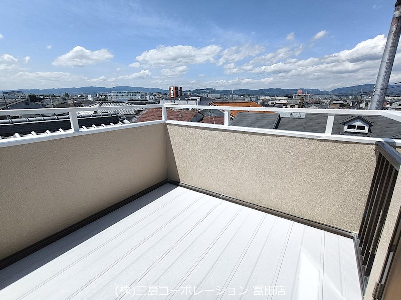 開放感のあるバルコニーで、日当たり良好です。街並みを一望できる景色は、日々の暮らしに安らぎを与えます。 高槻市栄町2丁目 中古一戸建 その他