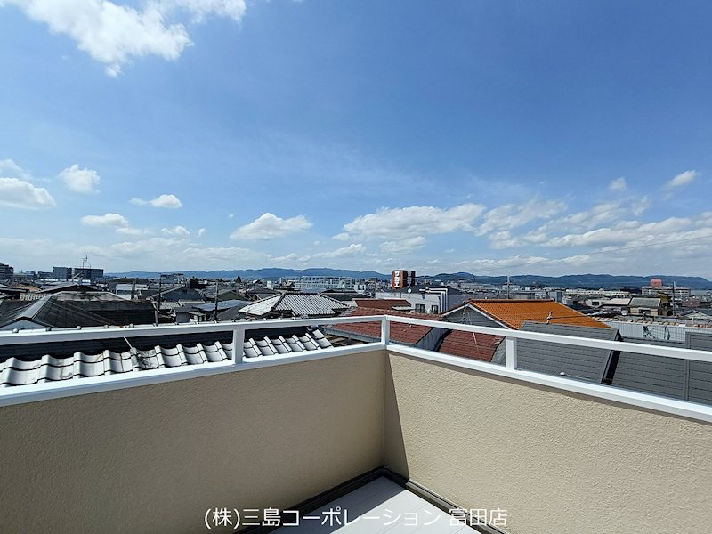開放感のあるバルコニーから、広がる街並みを一望。青空の下、心地よい風を感じながら過ごす時間はいかがでしょうか。 高槻市栄町2丁目 中古一戸建 その他