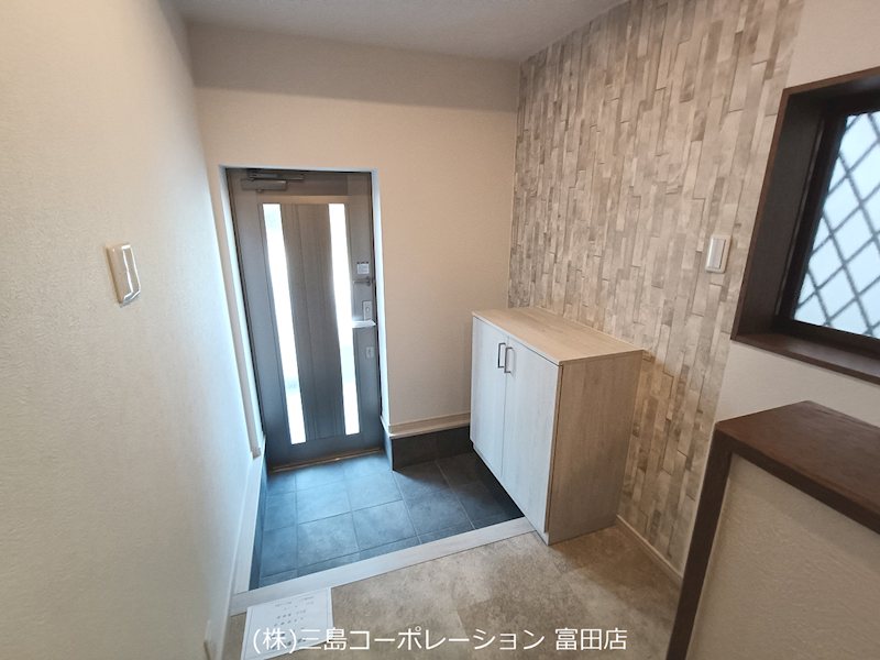 玄関は、お客様を迎え入れる場所として、すっきりと整った空間を演出しています。落ち着いた色合いのアクセントクロスと収納で、機能的かつおしゃれな印象です。 高槻市栄町2丁目 中古一戸建 その他