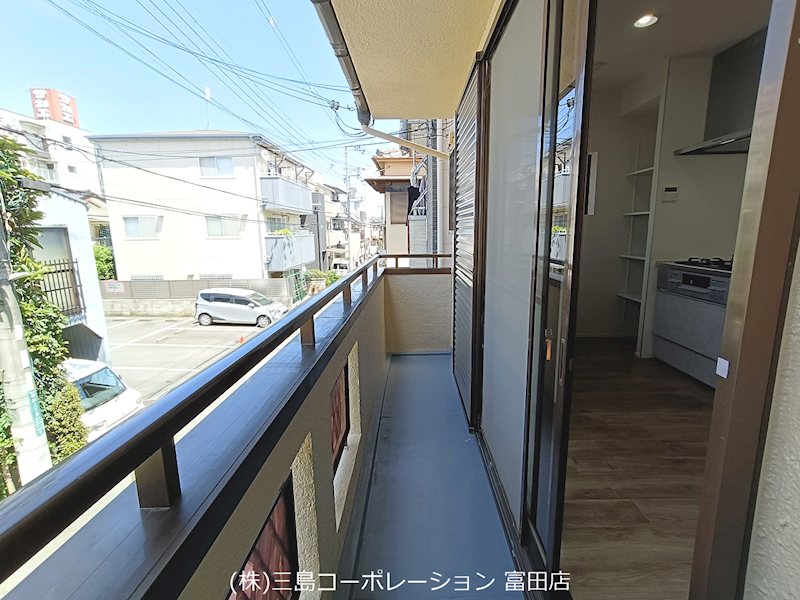 陽光が降り注ぐバルコニー。風通しの良い空間で、お洗濯物も快適に乾かせます。 高槻市栄町2丁目 中古一戸建 その他