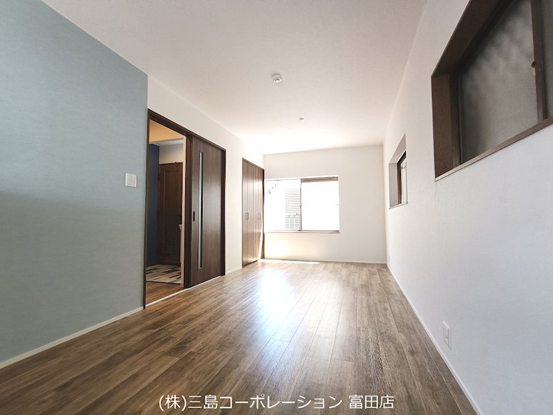 明るい日差しが差し込むリビングは、木目調のフローリングと一部の壁の爽やかなブルーが落ち着いた空間を演出。居心地の良いプライベートタイムをお過ごしください。 高槻市栄町2丁目 中古一戸建 その他