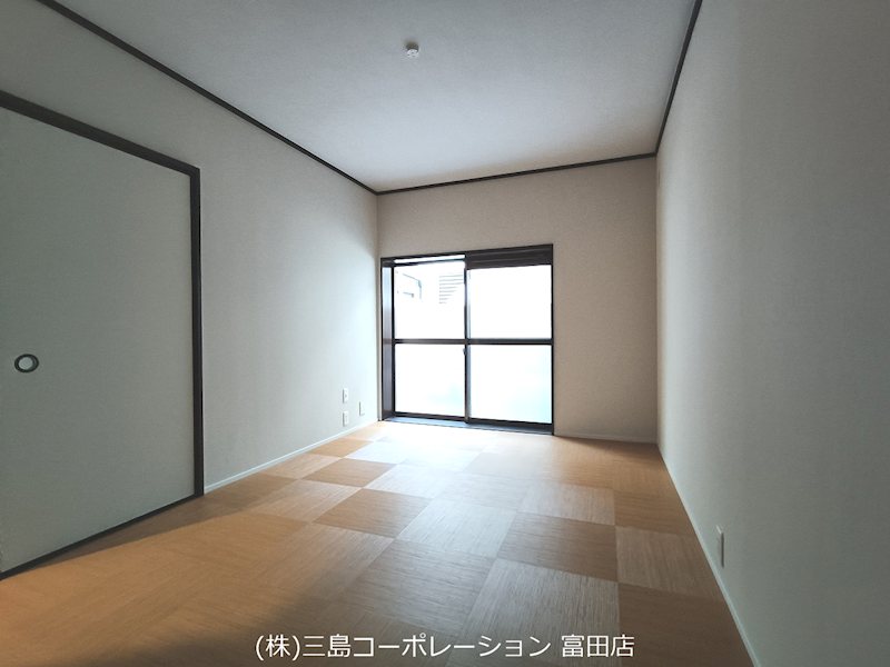 市松模様の畳がモダンな印象の居室。大きな窓から光が差し込み、明るく快適な空間です。和室としても洋室としても利用できます。 高槻市栄町2丁目 中古一戸建 その他