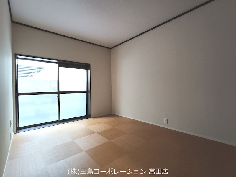 窓から光が差し込む明るい居室。市松模様の床がアクセントになり、個性的な空間を演出します。 高槻市栄町2丁目 中古一戸建 その他