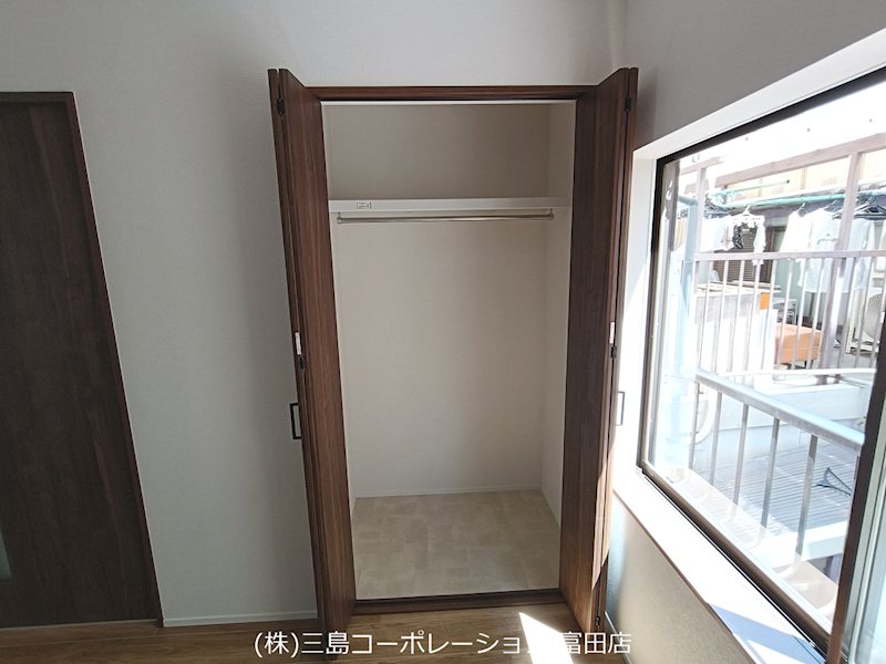 収納力のあるクローゼットで、お部屋をすっきりと保てます。ハンガーパイプ付きで、衣類の整理にも便利です。 高槻市栄町2丁目 中古一戸建 その他