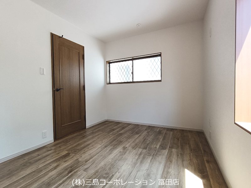 木目調のフロアと白い壁が調和し、様々なインテリアに合う居室。書斎や趣味の部屋としても活用できます。 高槻市栄町2丁目 中古一戸建 その他