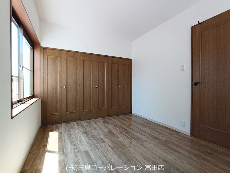 陽光が差し込む明るい居室。壁一面の収納は、お部屋をすっきりと保ち、快適な暮らしをサポートします。 高槻市栄町2丁目 中古一戸建 その他