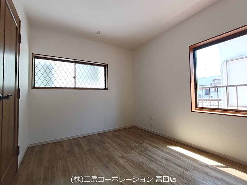 明るい陽光が差し込む居室は、穏やかなプライベート空間を演出します。フローリングは温かみのある木目調で、どんな家具とも調和しやすいでしょう。 高槻市栄町2丁目 中古一戸建 その他