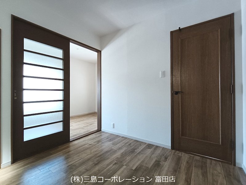 木目調のフローリングが温もりを感じさせる居室は、明るい光が差し込む開放的な空間。引き戸を開ければ、さらに広々とした空間が現れます。 高槻市栄町2丁目 中古一戸建 その他