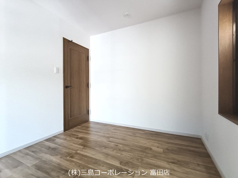 白壁と木目調のフロアが調和したお部屋。どんなインテリアにも馴染み、あなたらしい空間を演出できます。 高槻市栄町2丁目 中古一戸建 その他