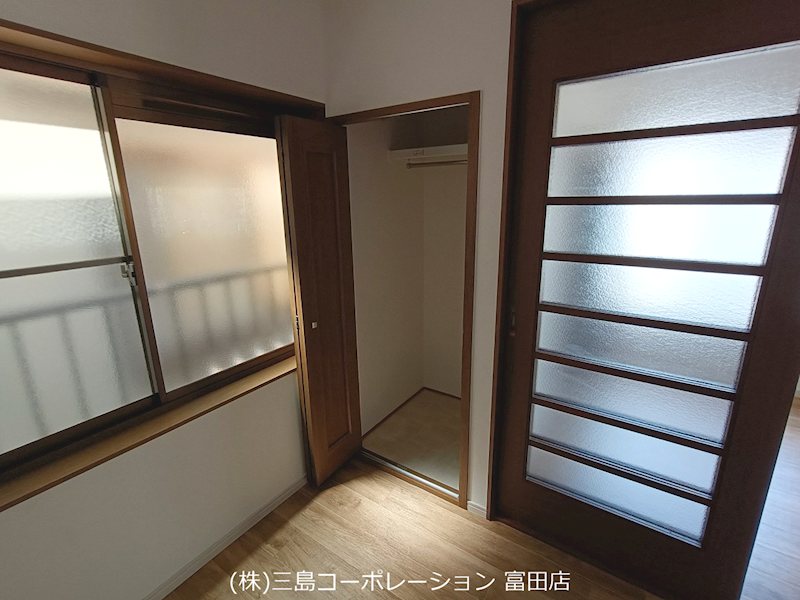 たっぷり収納できるクローゼットで、お部屋をすっきり保てます。荷物の多い方も安心のゆとりの空間です。 高槻市栄町2丁目 中古一戸建 その他