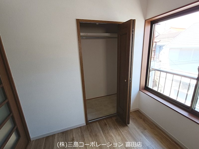 ハンガーパイプ付きクローゼットで、衣類をすっきりと収納できます。季節物の家電や小物もまとめて収納でき、お部屋を広く使えます。 高槻市栄町2丁目 中古一戸建 その他