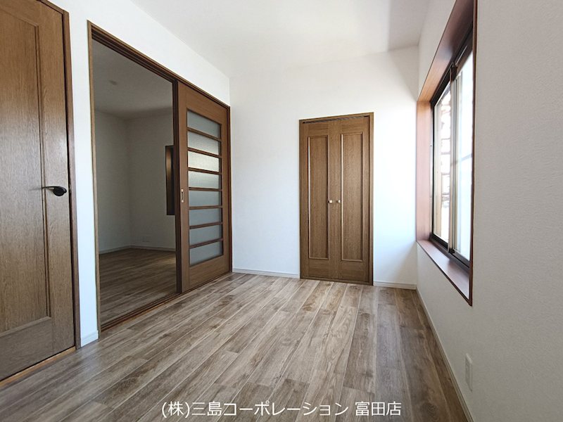 温かみのある木目調のフローリングと建具が調和した居室。窓からは自然光が差し込み、明るく落ち着いた空間を演出します。 高槻市栄町2丁目 中古一戸建 その他
