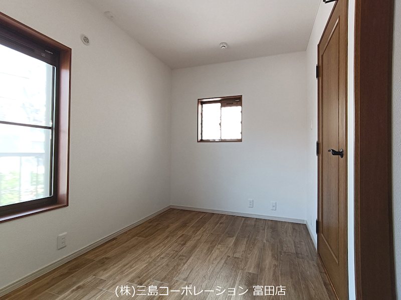 二面に窓を配した明るい居室。テレワークスペースや趣味の部屋として、多目的にご利用いただけます。爽やかな木目調のフローリングが空間に温かみを添えます。 高槻市栄町2丁目 中古一戸建 その他