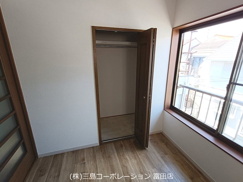お洋服の収納に便利なクローゼット付き。整理整頓がしやすく、すっきりとした空間を保てます。 高槻市栄町2丁目 中古一戸建 その他