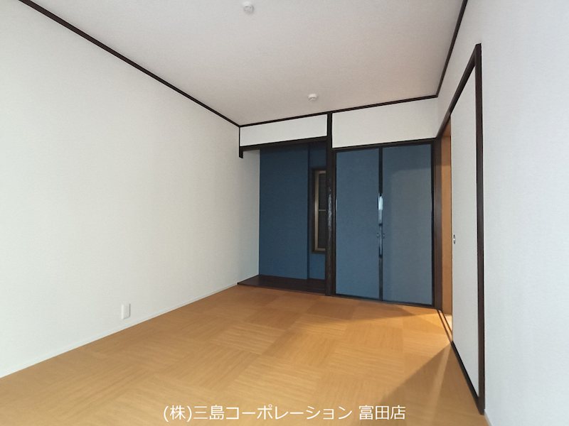シンプルな内装で、家具の配置がしやすい洋室です。様々なインテリアに合わせやすく、自由な空間作りを楽しめます。 高槻市栄町2丁目 中古一戸建 その他