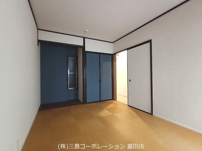 和室の趣を残しつつ、モダンな壁紙がアクセントになっています。くつろぎの空間を演出します。 高槻市栄町2丁目 中古一戸建 その他
