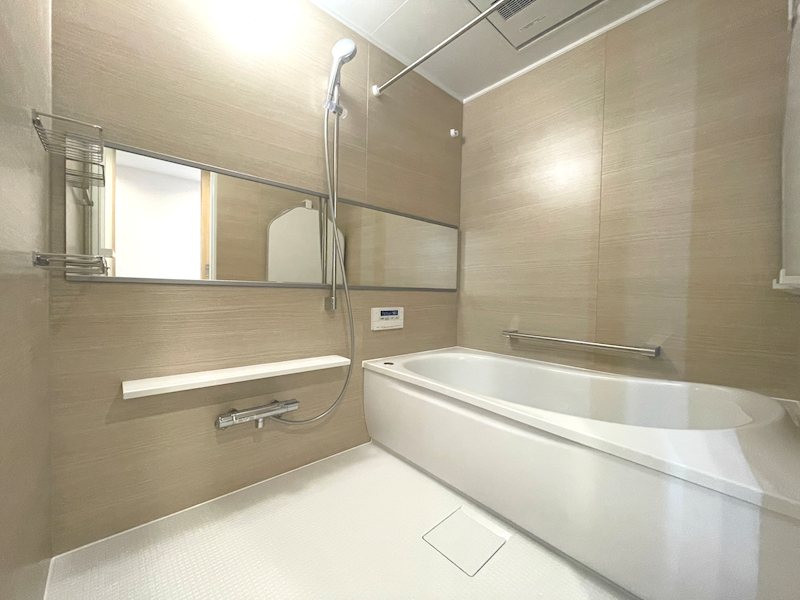 ボタン一つで決まった湯量と温度でお風呂が沸き、いつでも暖かいお風呂に入ってリラックスできます 香里ケ丘七丁目アーバンライフ その他