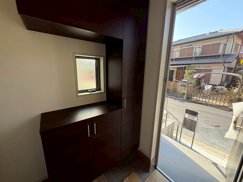 玄関スペース 収納充実シューズボックス 楠葉野田3丁目LiveleGardenS全4棟新築分譲住宅地内4号棟 その他