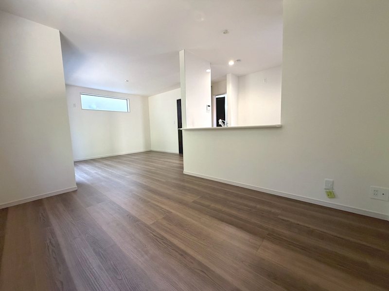 東・南の大きな窓から採光のあるLDK17.8帖 楠葉野田3丁目LiveleGardenS全4棟新築分譲住宅地内4号棟 その他