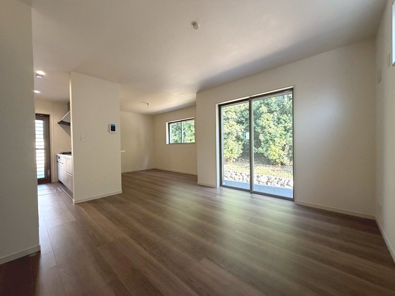 東・南の大きな窓から採光のあるLDK17.8帖 楠葉野田3丁目LiveleGardenS全4棟新築分譲住宅地内4号棟 その他